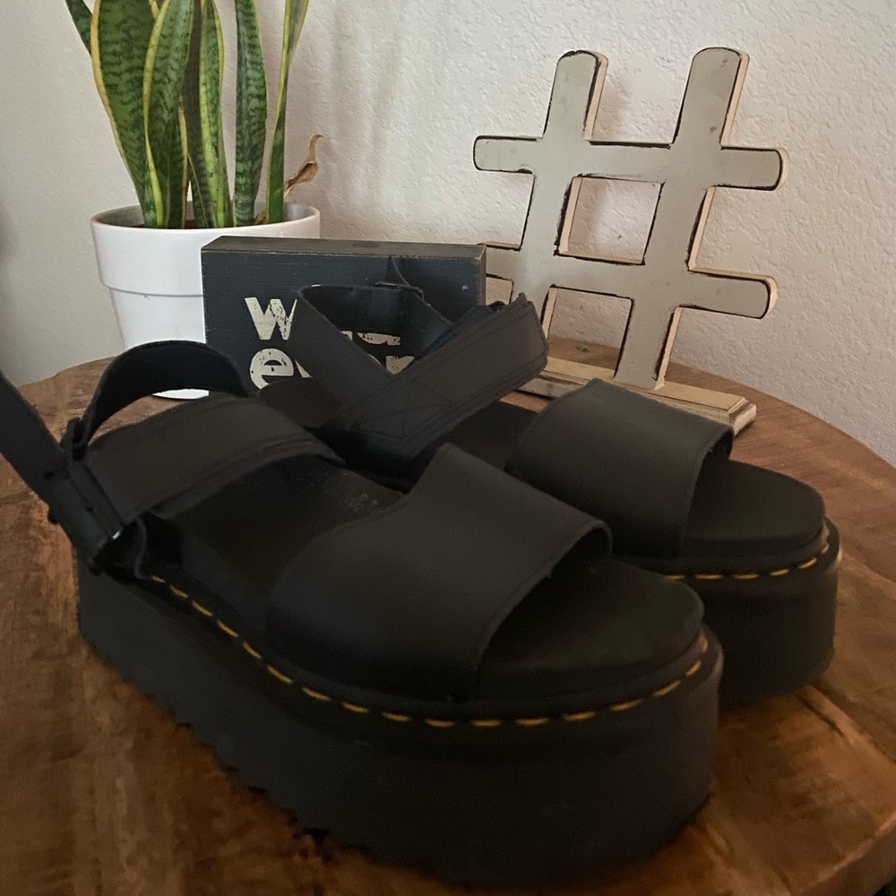 Dr. martens Voss Black platform sandals like new size 9